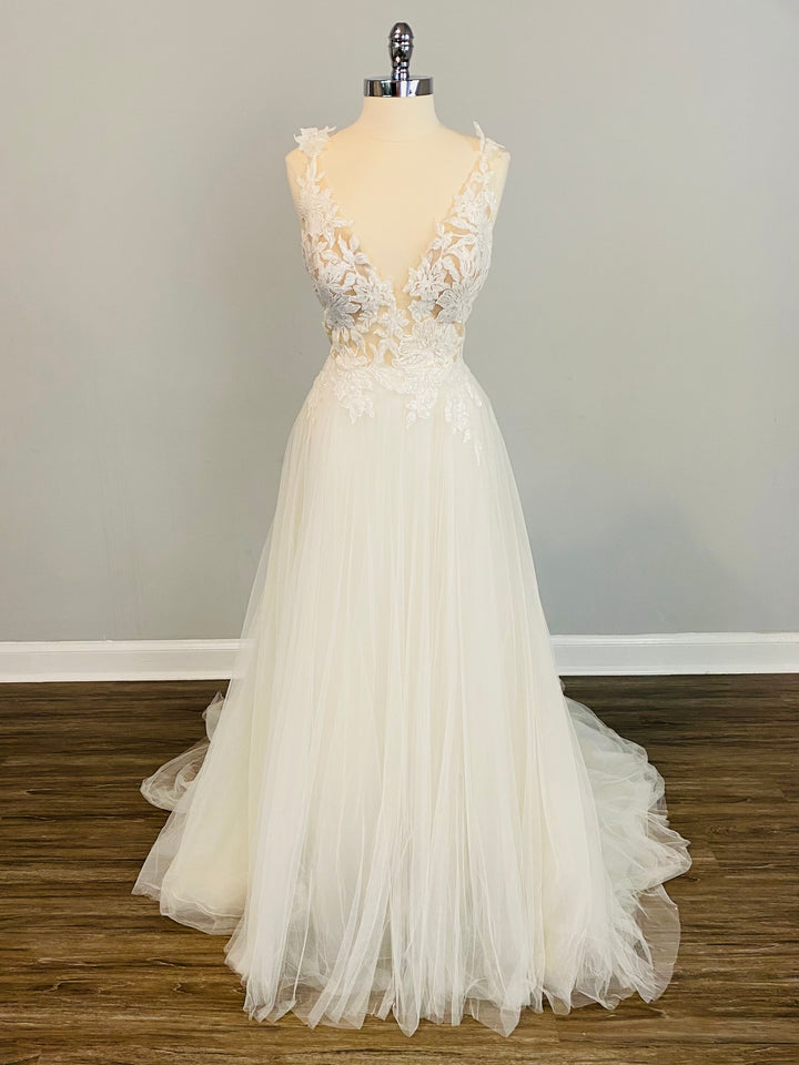 Enzoani Lace and Soft Tulle Wedding Dress Style BT20-26 Size 10