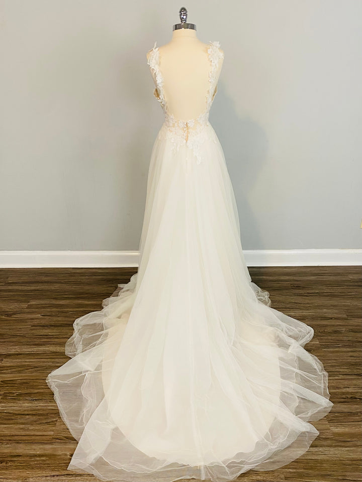 Enzoani Lace and Soft Tulle Wedding Dress Style BT20-26 Size 10